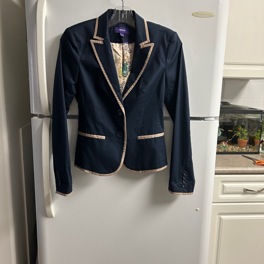 Mexx Cropped Navy Blazer Size XS. 5 Star Seller.
LIKE NEW